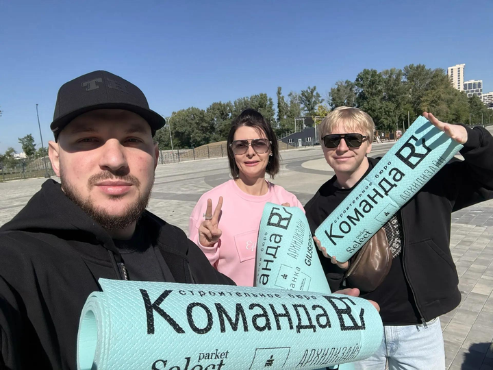 Елена Деликатная и участники дизайн-забега с ковриками «Команды R»